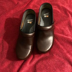 Lustrous new Dansko XP 2.0 brown size 40 clogs